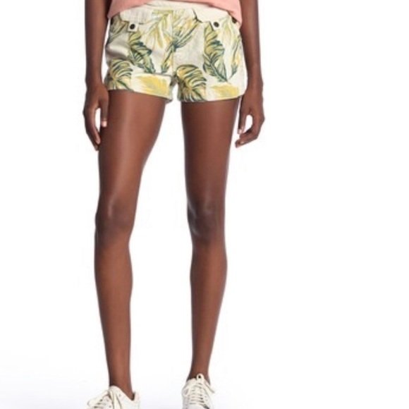 𝅺FREE People Palm Springs Leaf print Shorts Size 24 - Picture 1 of 8